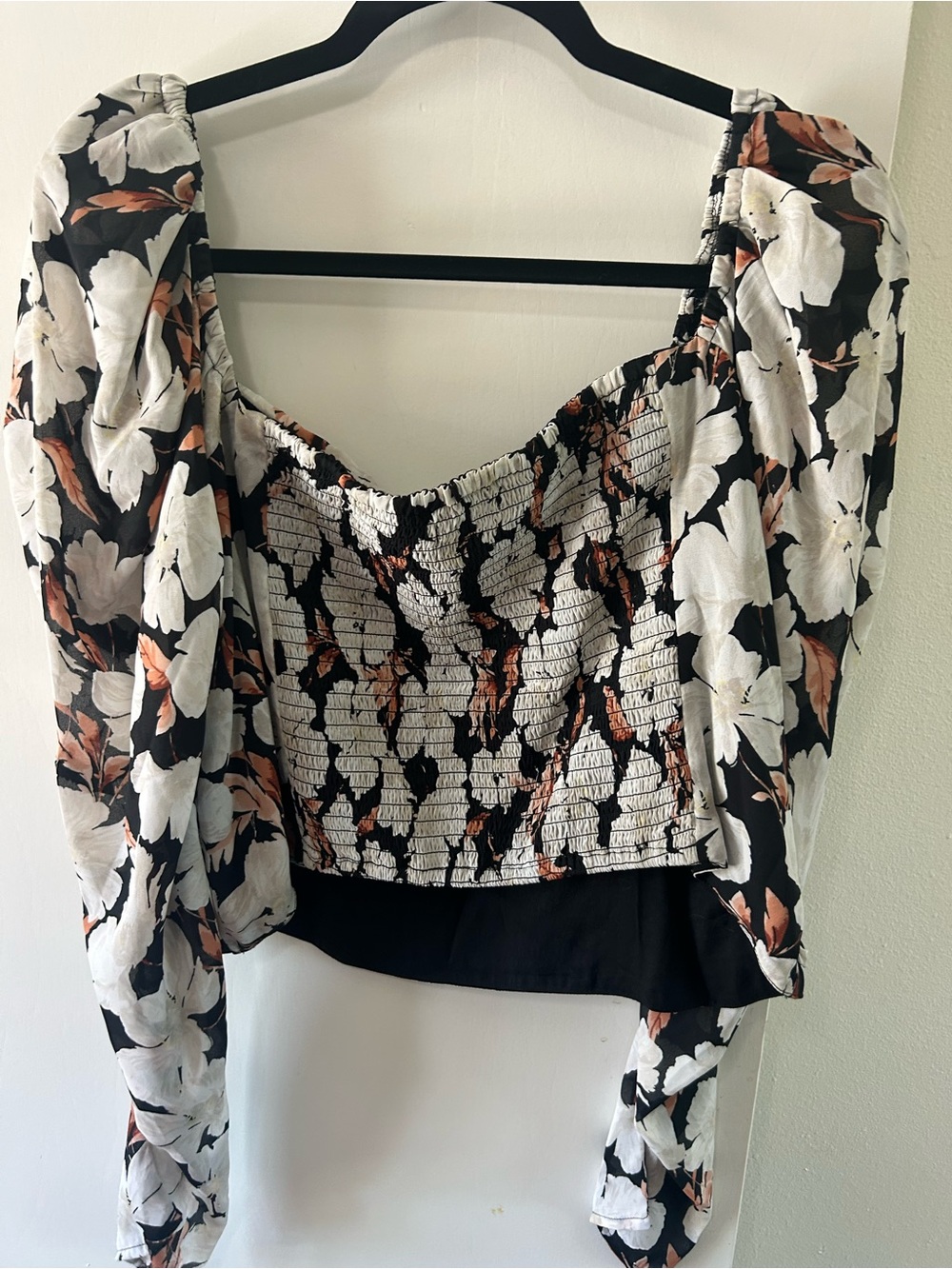 Abercrombie & Fitch Black Floral Puff-Sleeve Cropped Top with Tan Accents - Picture 4 of 4
